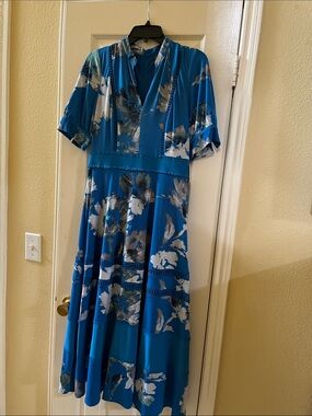 NWT-Taylor Dresses Blue Flora Maxi Dress